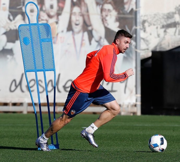 Guilherme Siqueira entrenando con el Valencia