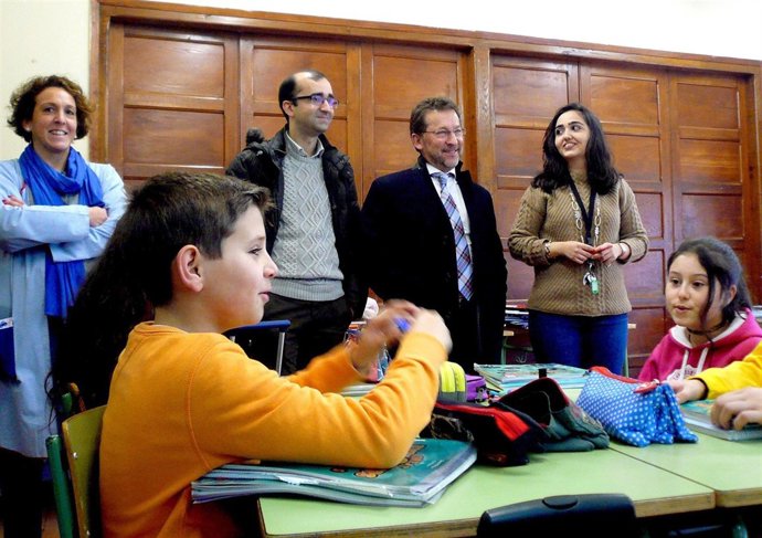 Visita del consejero al colegio Maestro Casanova de Cangas del Narcea.