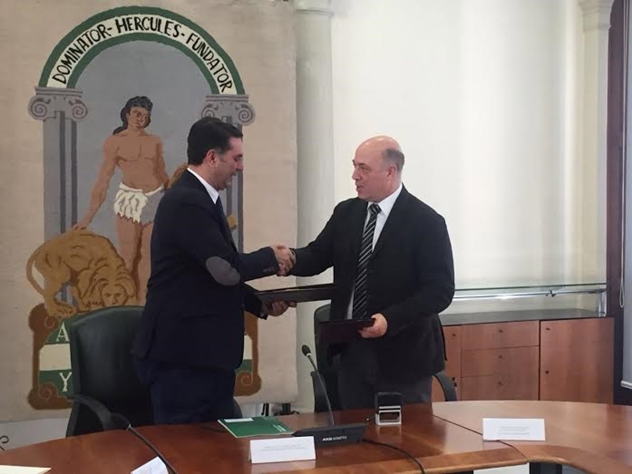 Ruiz (dcha.) junto al Consejero de Turismo durante la firma del convenio