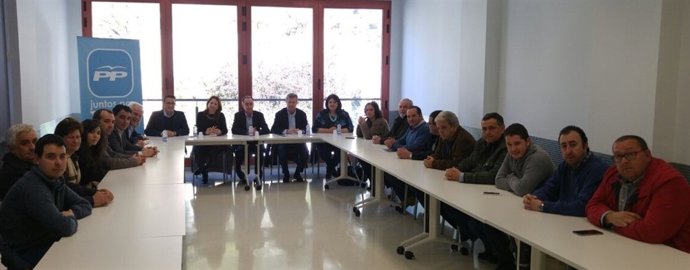 Reunión de Navarro con alcaldes y concejales del PP en Sierra Mágina.