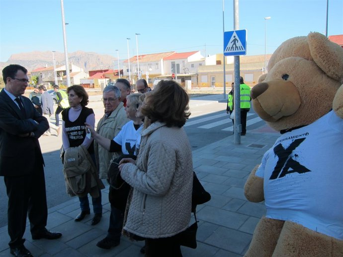 Miembros de la Plataforma Pro-Soterramiento hablan con el alcalde de Murcia