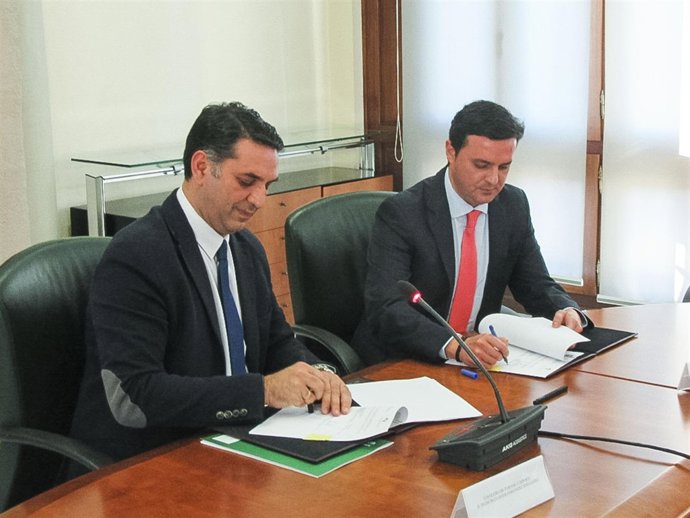 Javier Aureliano García ha represantado a la Diputación de Almería en la firma.