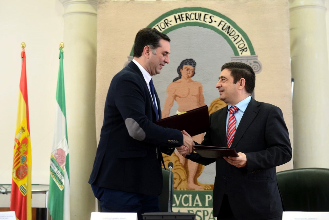 Fernández y Reyes se estrechan las manos tras la firma del acuerdo.