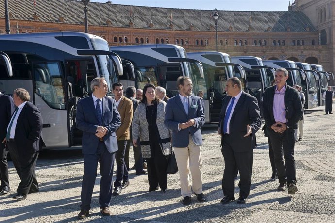 El consejero de Fomento y Vivienda, Felipe López, con el Grupo Valenzuela