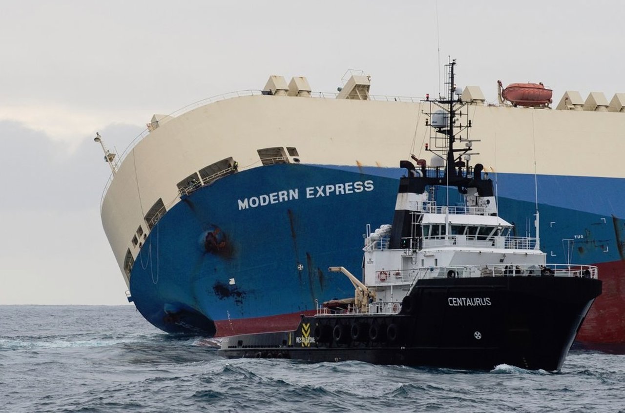 El remolcador 'Centaurus', junto al 'Modern Express'