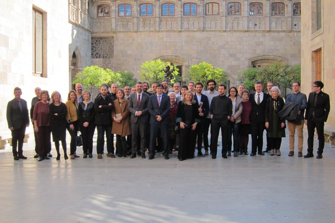 Foto de familia de los galardonados en los VIII Permis Gaudí