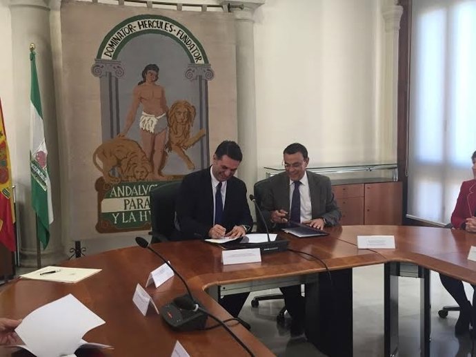 El presidente de la Diputación de Huelva, Ignacio Caraballo, y Javier Fernández.