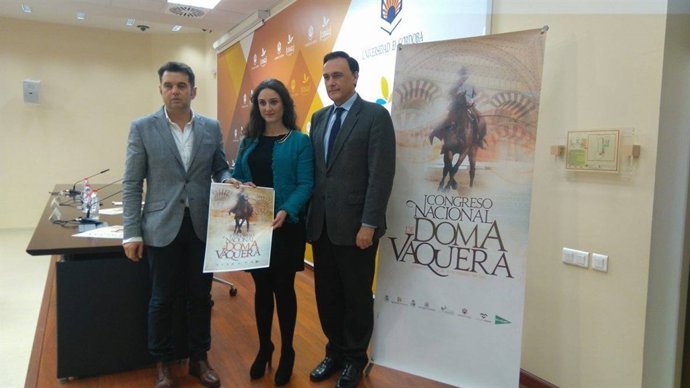 Gómez (centro) durante la presentación del evento