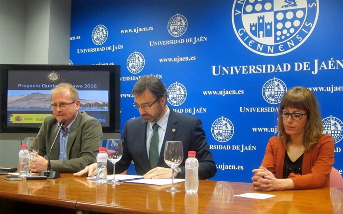 Jiménez, Gómez y García presentan la campaña 2016 de excavación en Egipto.