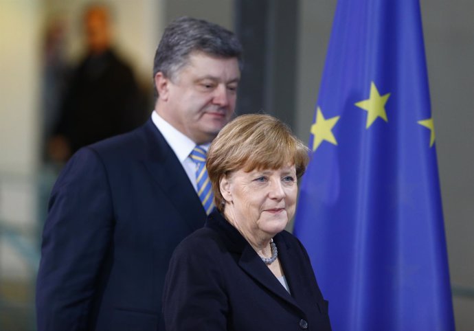 El presidente ruso, Petro Poroshenko, y la canciller alemana, Angela Merkel