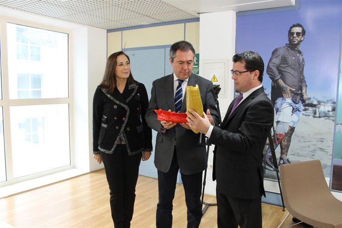 Espadas, durante la visita a UNYQ 2