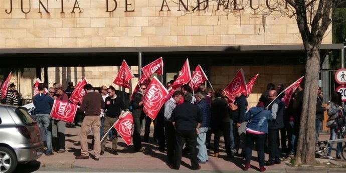 Delegados sindicales protestan ante Hacienda