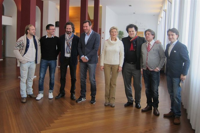 Parte del reparto de 'Otello' con el alcalde, Óscar Puente, en el centro