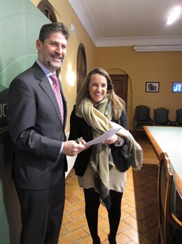 Angel Cañadilla y Esther Ruiz muestran el convenio