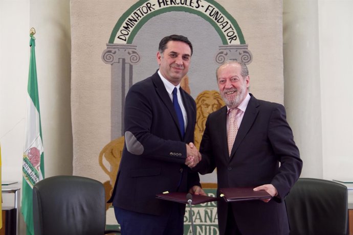 El consejero de Turismo y Villalobos en Granada