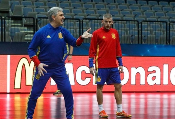 Venancio López da órdenes ante Miguelín