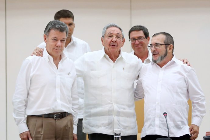 Cuba's President Raul Castro, (C), Colombia's President Juan Manuel Santos, (L),
