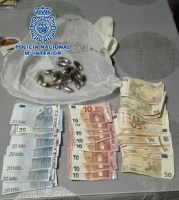 Dinero y hachís intervenido