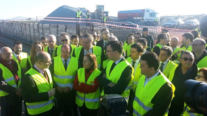Ballesta junto a la ministra Ana Pastor visitando las obras del AVE en Murcia