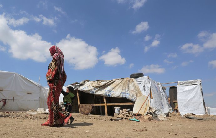 Una mujer y su hijo en el campamento de refugiados de Bar Elias (Líbano)