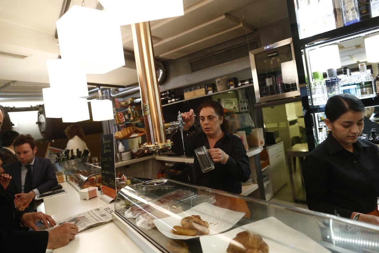 Trabajador, Trabajando, Camarero, Bar, Autónomo, Consumo, Alcohol