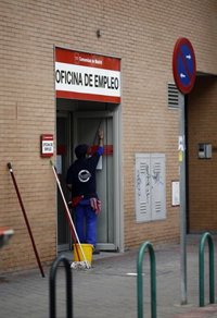 El gasto en prestaciones por desempleo baja un 12,7% en diciembre y la cobertura cae al 55,19%