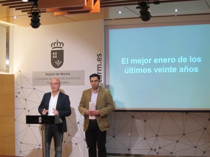 Juan Hernández se dirige a los medios en la rueda de prensa