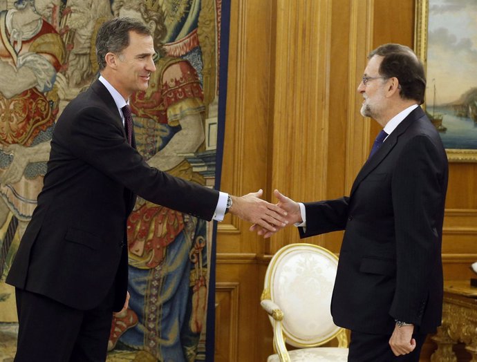 El rey Felipe VI recibe en audiencia en el Palacio de la Zarzuela a Rajoy