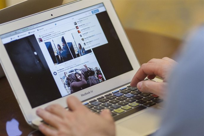 Redes sociales, internet, dispositivo, ordenador portátil, trabajo, autónomo