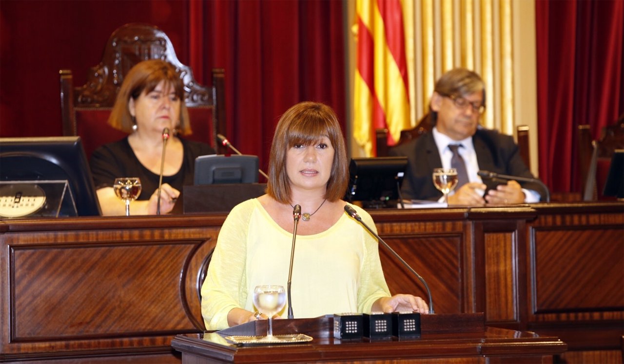 Francina Armengol en sesión investidura, con Xelo Huertas y Vicenç Thomàs