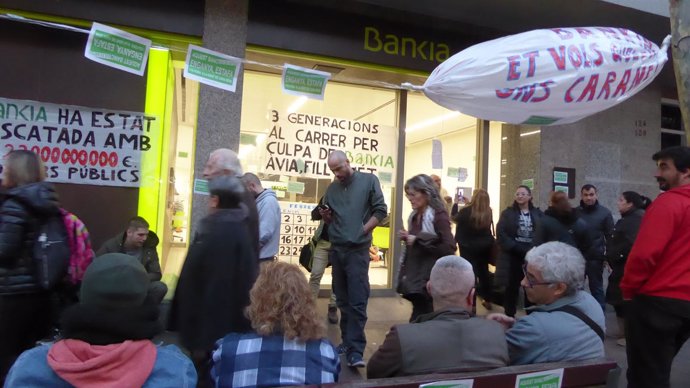 Ocupan una oficina de Bankia en Sabadell por amenaza de desahucio