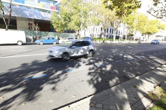 Zona azul sin coches en Madrid tras las restricciones del tráfico