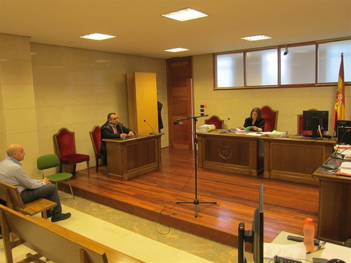 Juicio por un delito de intrusismo profesional a un podólogo