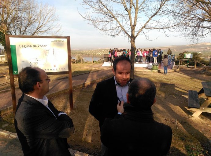Algar (centro) en la celebración junto a la Laguna de Zóñar