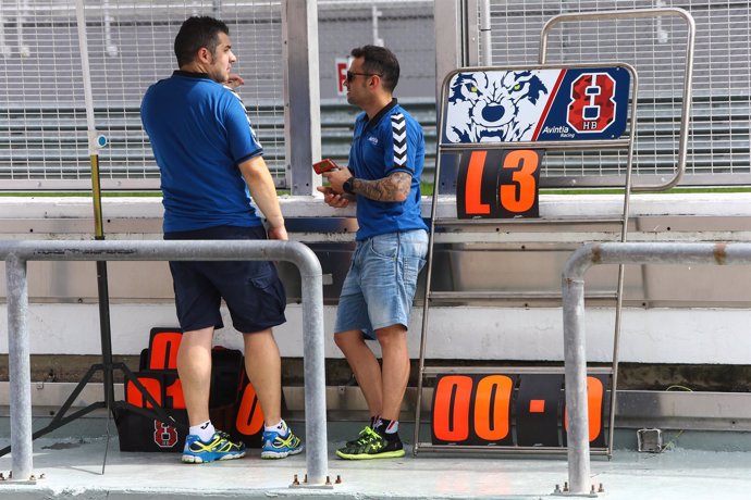 Héctor Barberá conversa con un miembro de su equipo en Sepang