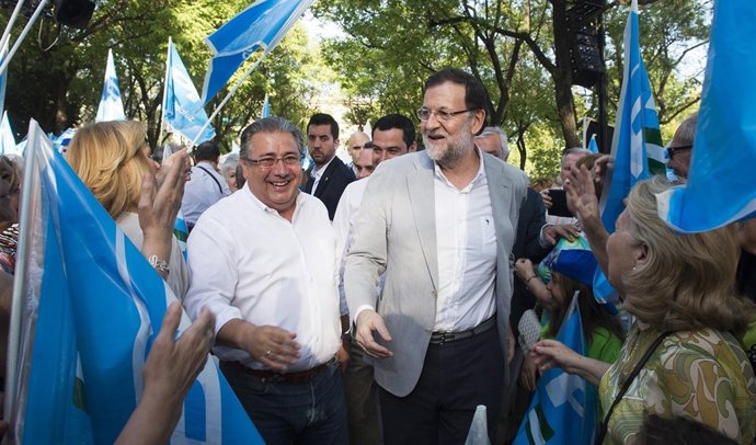 Mariano Rajoy y Juan Ignacio Zoido en el mitin de Sevilla . 