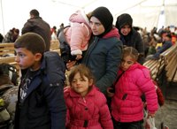 Mujeres y niños son ya el 60% de los refugiados que cruzan de Grecia a Macedonia
