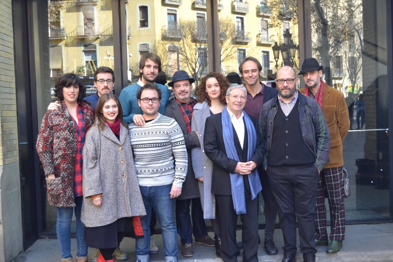El elenco de 'L'Avar' en el Teatre Goya con el director Josep Maria Mestres