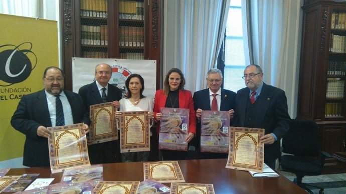 Barbero (centro) durante la presentación del II 'Encuentro Modelístico-Cofrade'