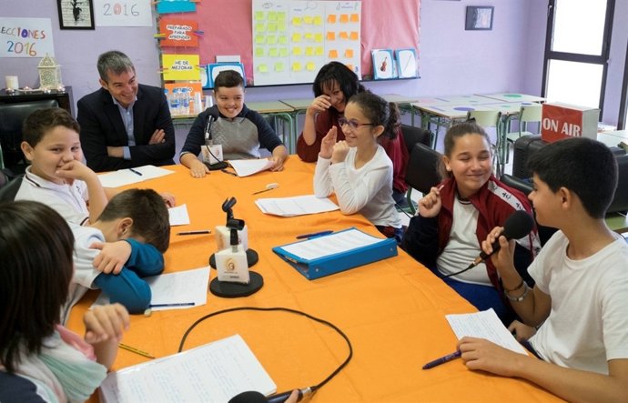 Clavijo con alumnos del CEIP Esteban Navarro