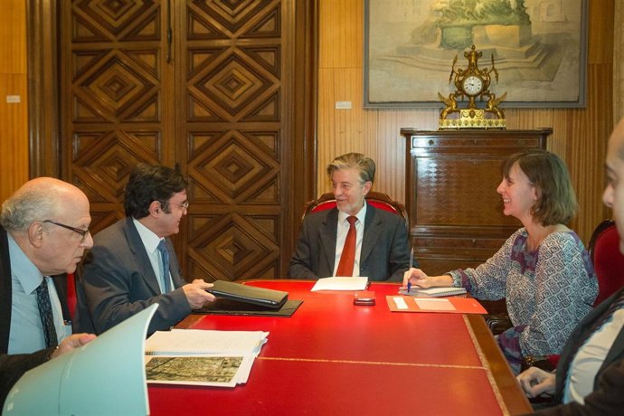 Reunión de Santisteve y presidente de la CHE