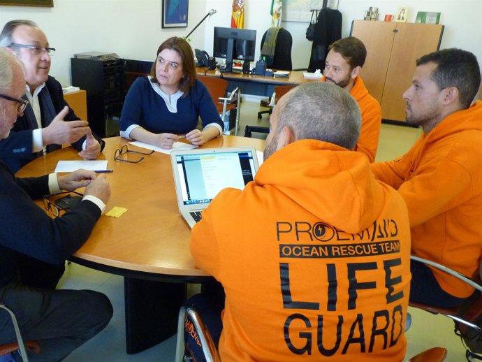 Trinidad Argota recibe a los miembros de Proem-Aid