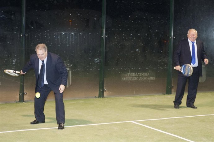 Rus y el exalcalde de Riba-roja en la pista de pádel municipal
