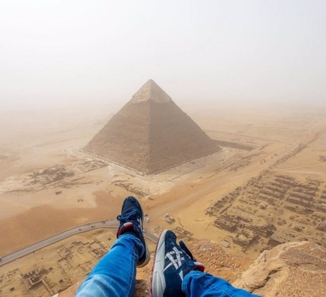 Andrej Ciesielski desde la pirámide de guiza 