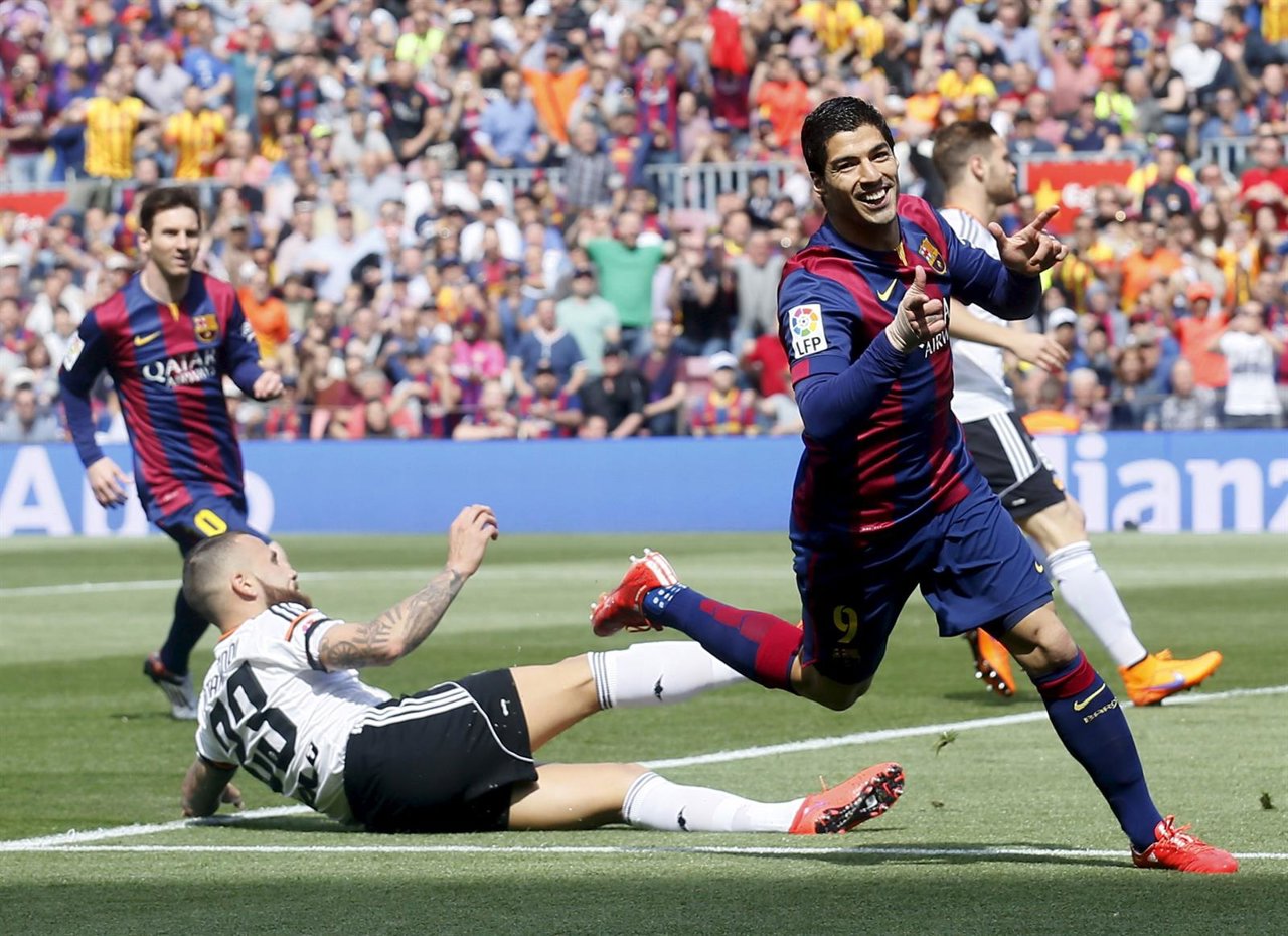 Luis Suárez celebra uno de sus goles ante el Valencia.