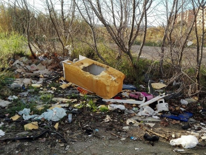 Basura acumulada en un solar