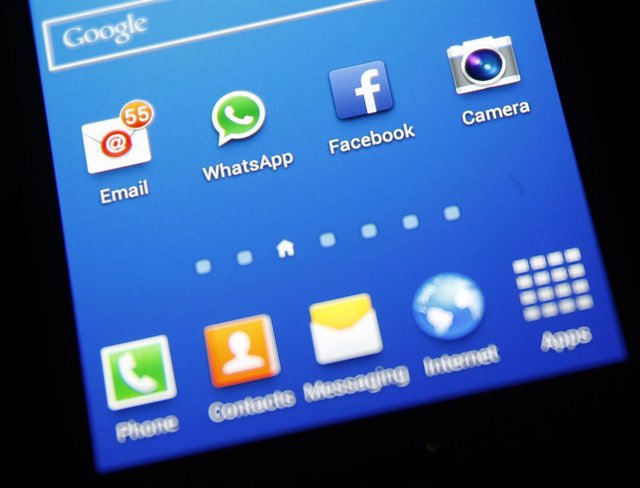 Pantalla del móvil con aplicaciones: facebook, whatsapp