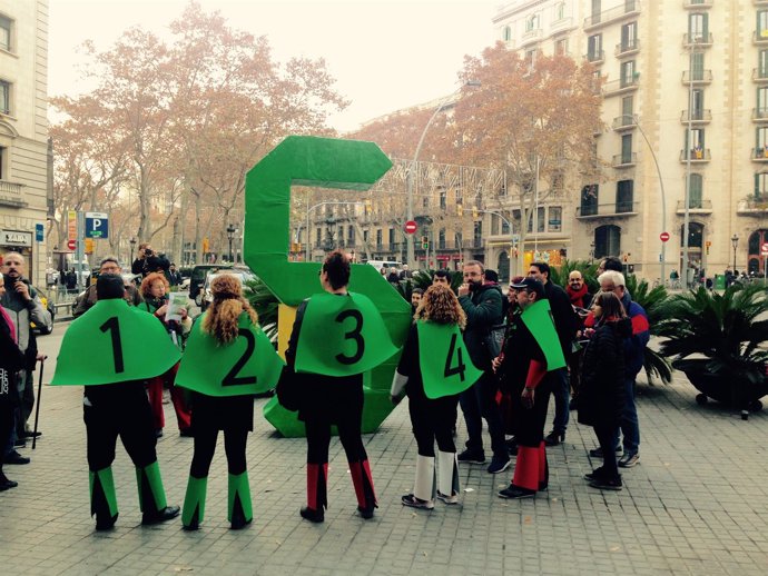 Miembros de la PAH protestan en Barcelona