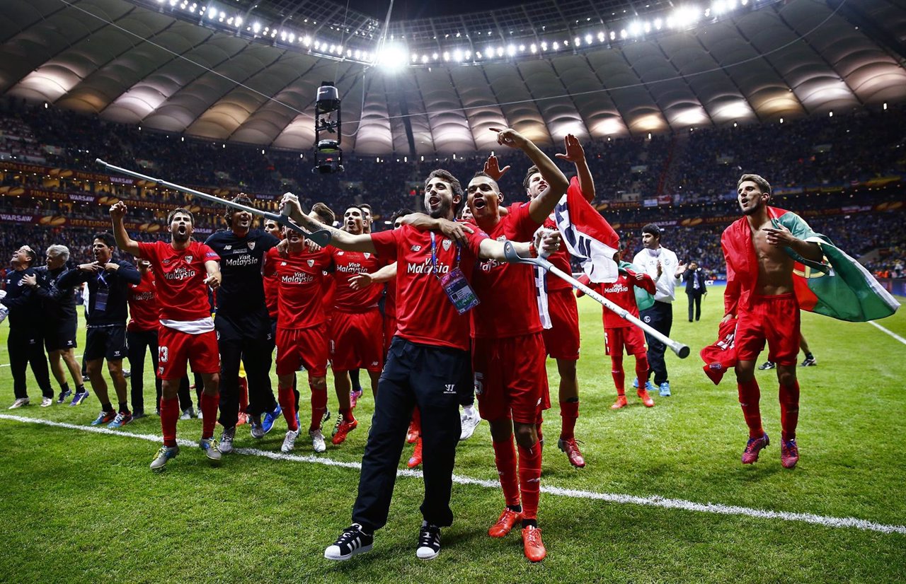 El Sevilla celebra la Europa League en Varsovia