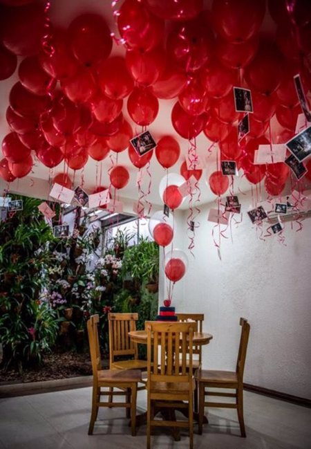 globos rojos y cena para San Valentín